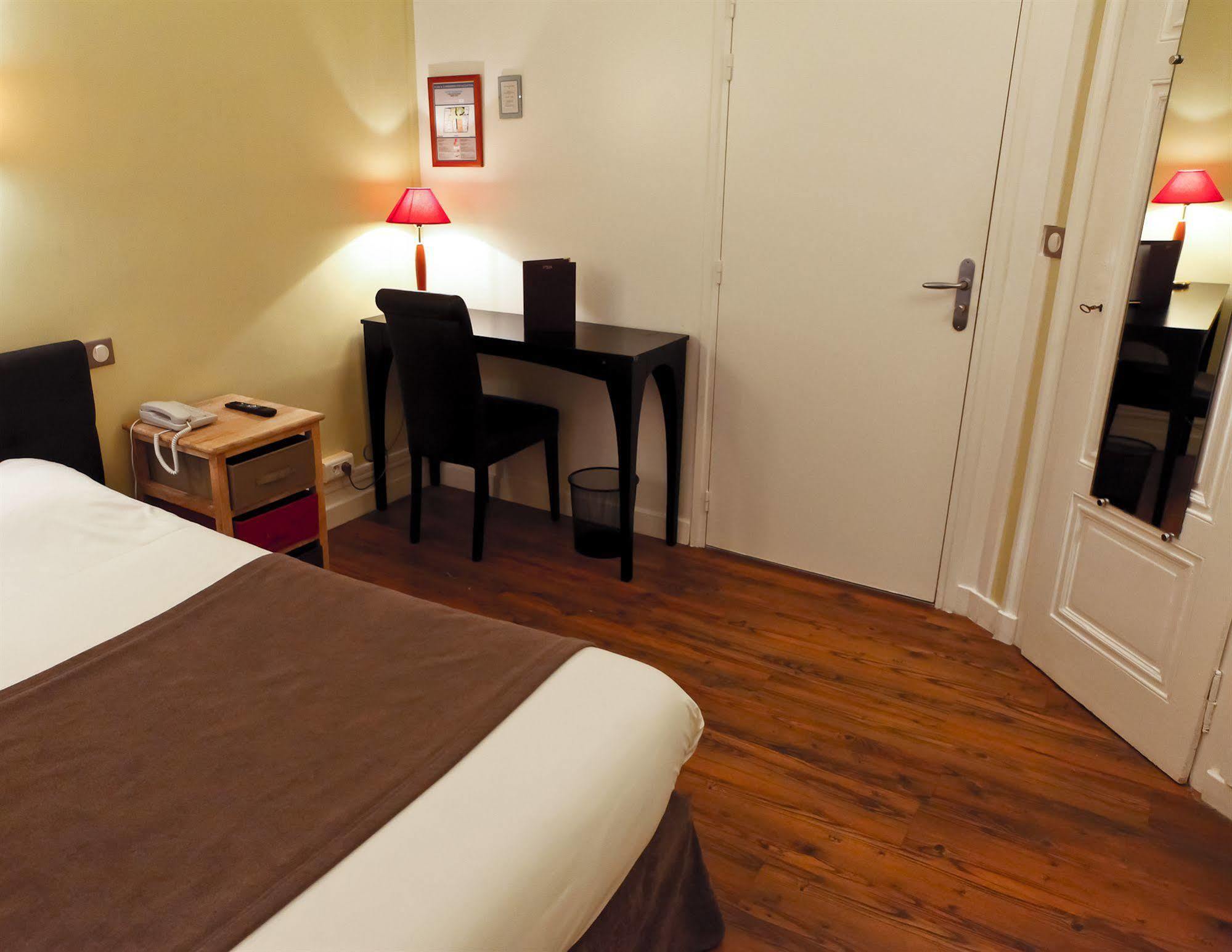 Hotel Du Dauphin Lione Esterno foto