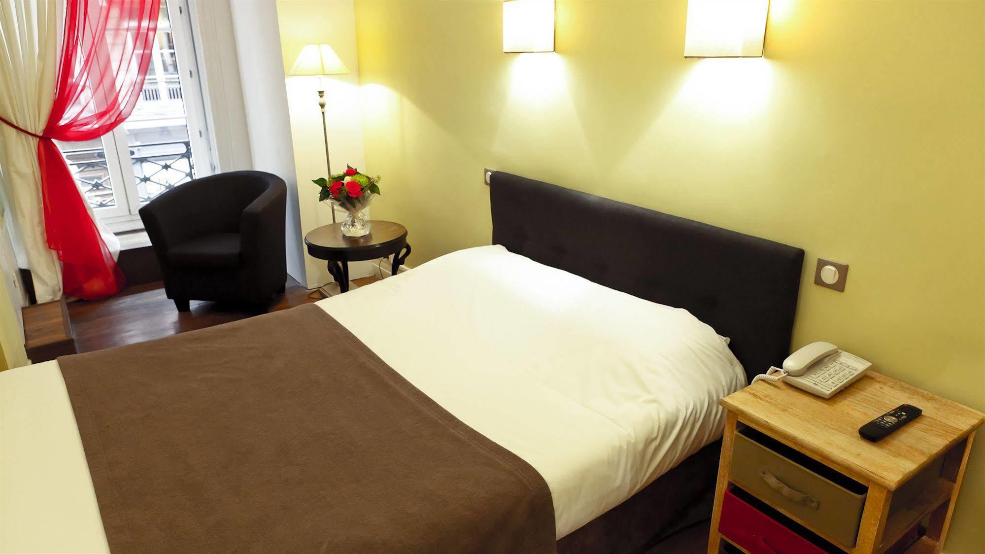 Hotel Du Dauphin Lione Esterno foto